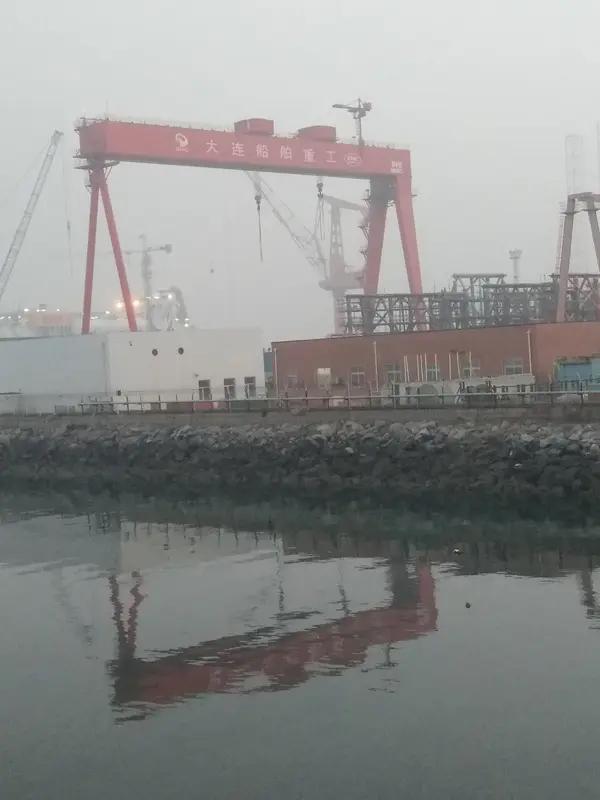 中国造船工业再传重磅消息！近日，外媒根据卫星图像分析，在中国辽宁大连的造船厂内，