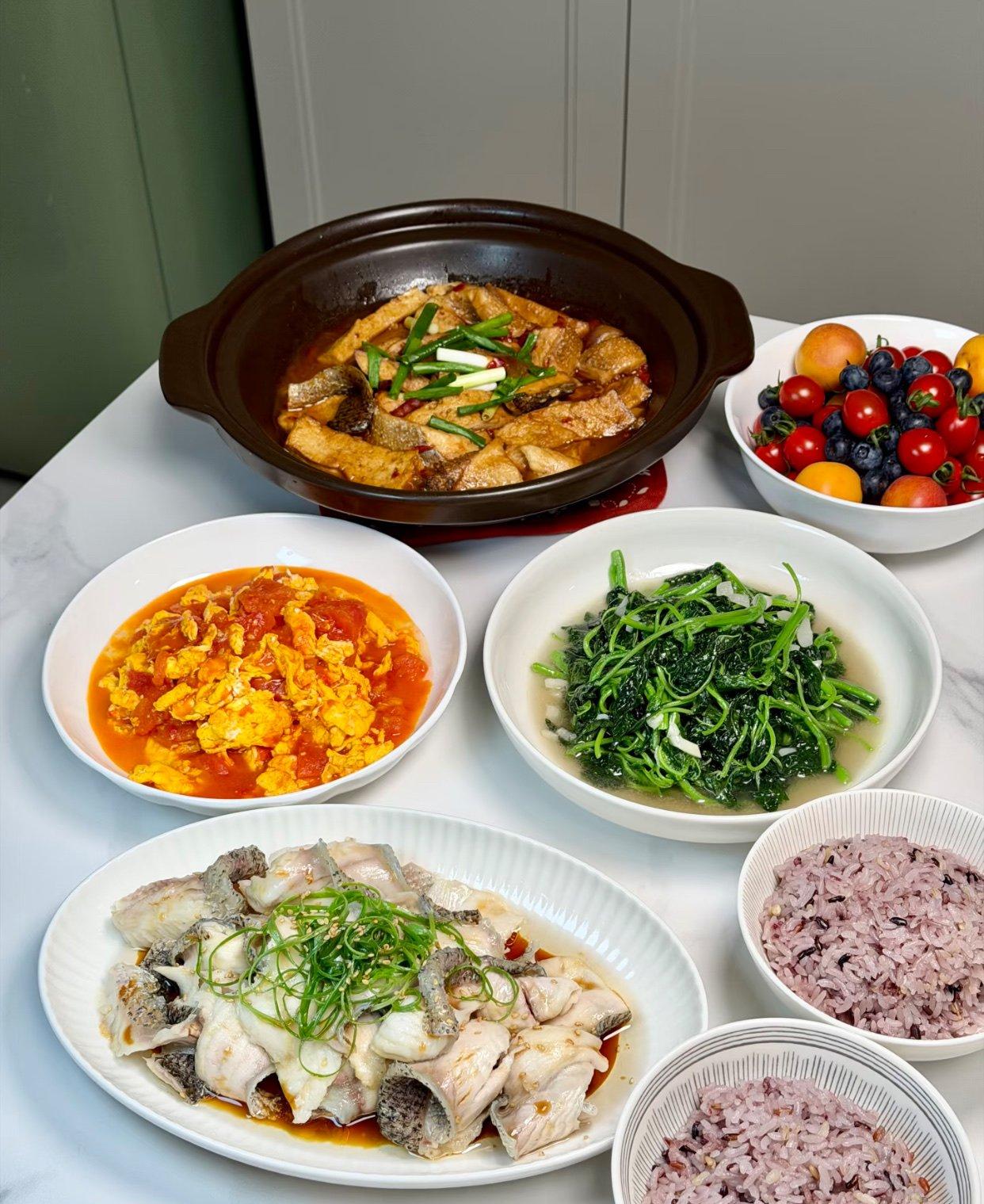 60岁，越来越不爱做饭了。每到饭点，就想着去外边吃。我媳妇去年退休以后，我们