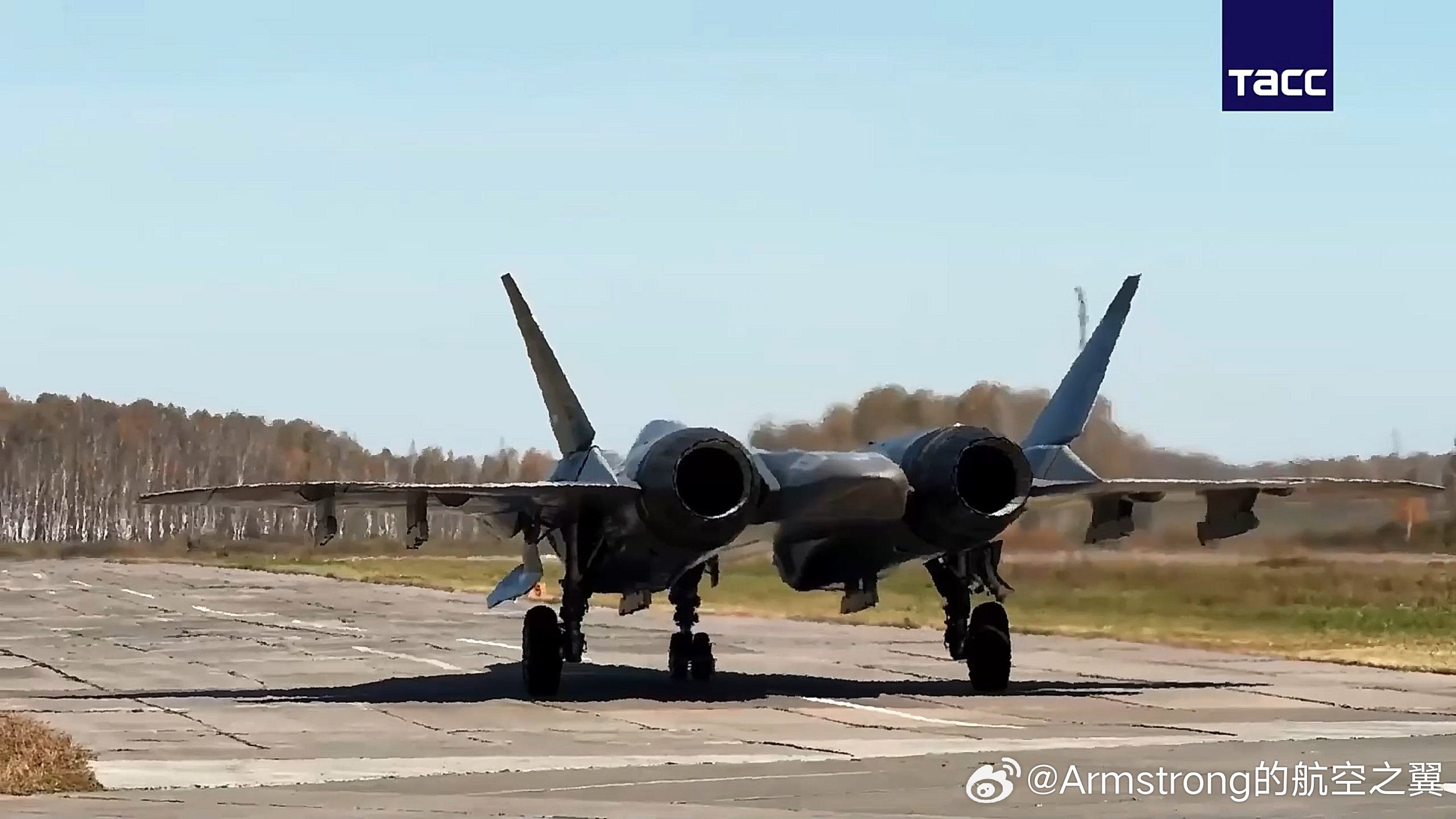 烽火问鼎计划参与“中心-2026”战略指挥参谋演习的苏-57生产型，前缘襟翼的