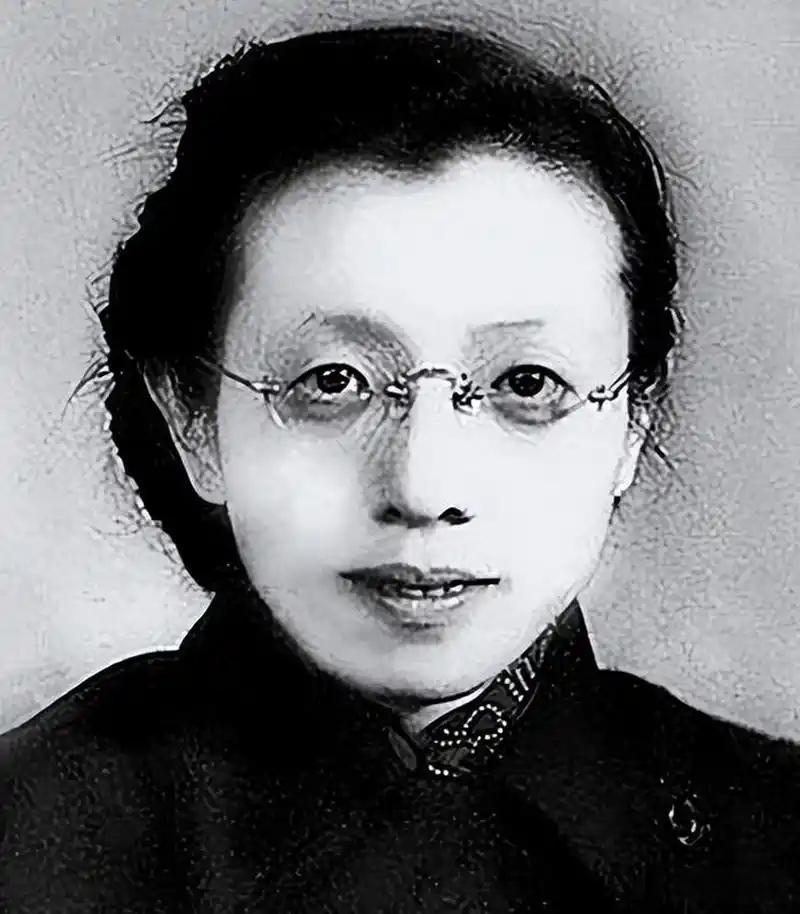 1946年，南京街头，一个穿旗袍的女人被人摸了屁股。换作别人，可能骂两句就算了。