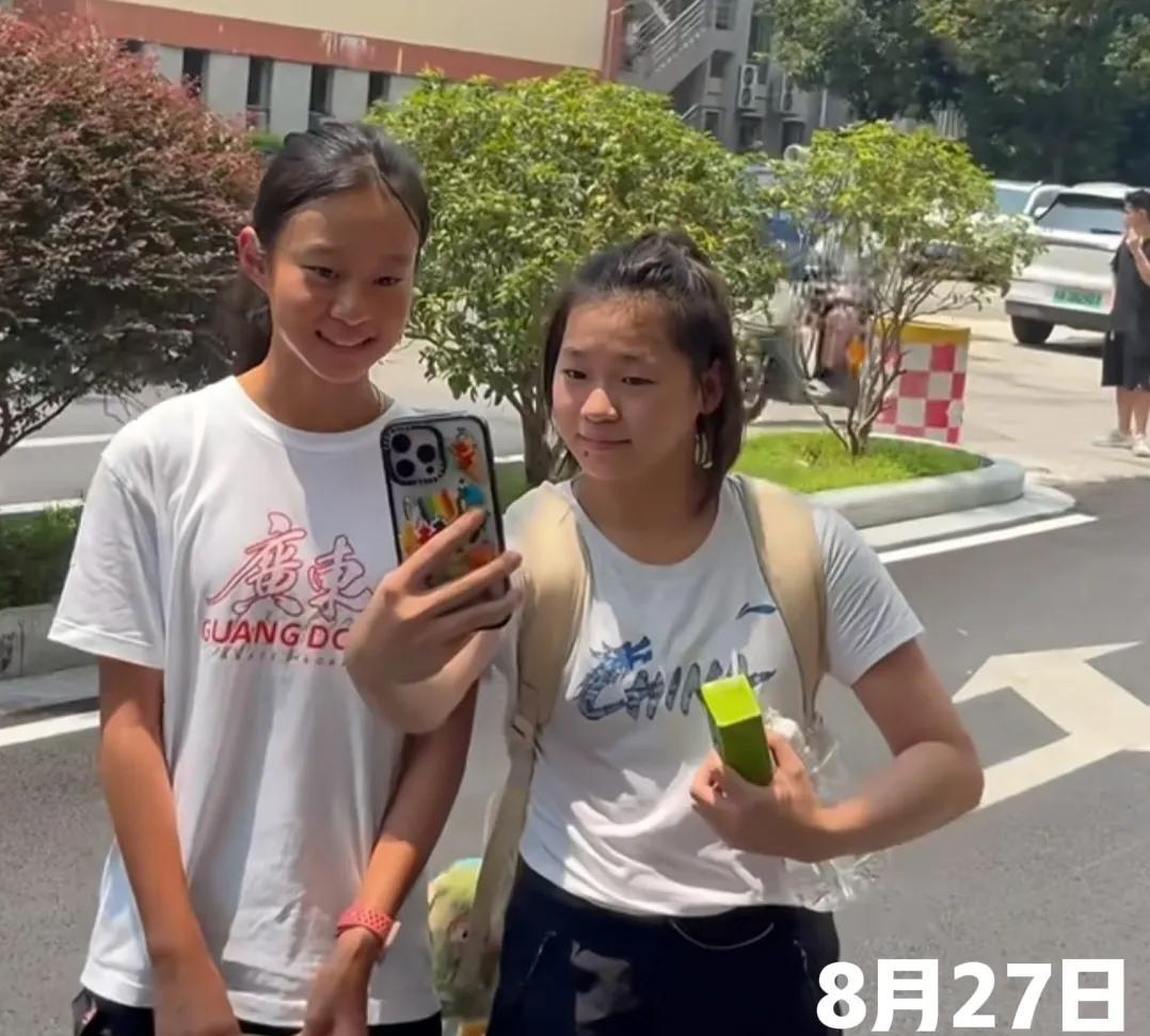 27日全红婵最新亮相广州二沙训练场，许久不公开露面的全红婵这次看着心态非常好，而