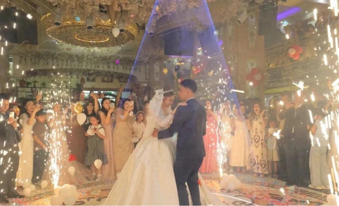 新郎一家这回是真的慌了，原本按照亲友人数准备的一场婚礼，突然冒出300多名全国网