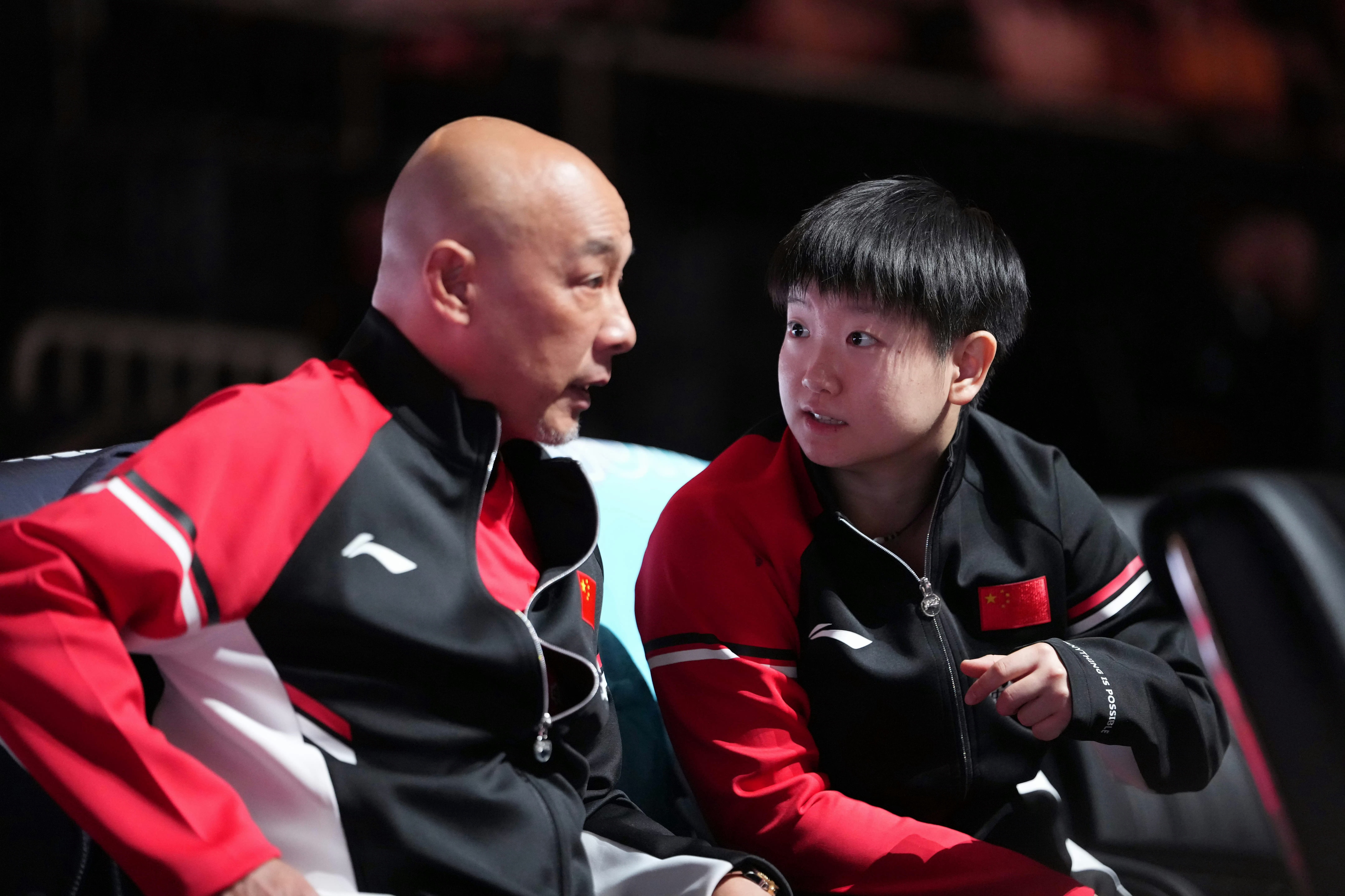 这组真的巨萌🥹宝宝就这样超级沉浸的和xz聊天为什么要赶我们宝宝去前排😡老头