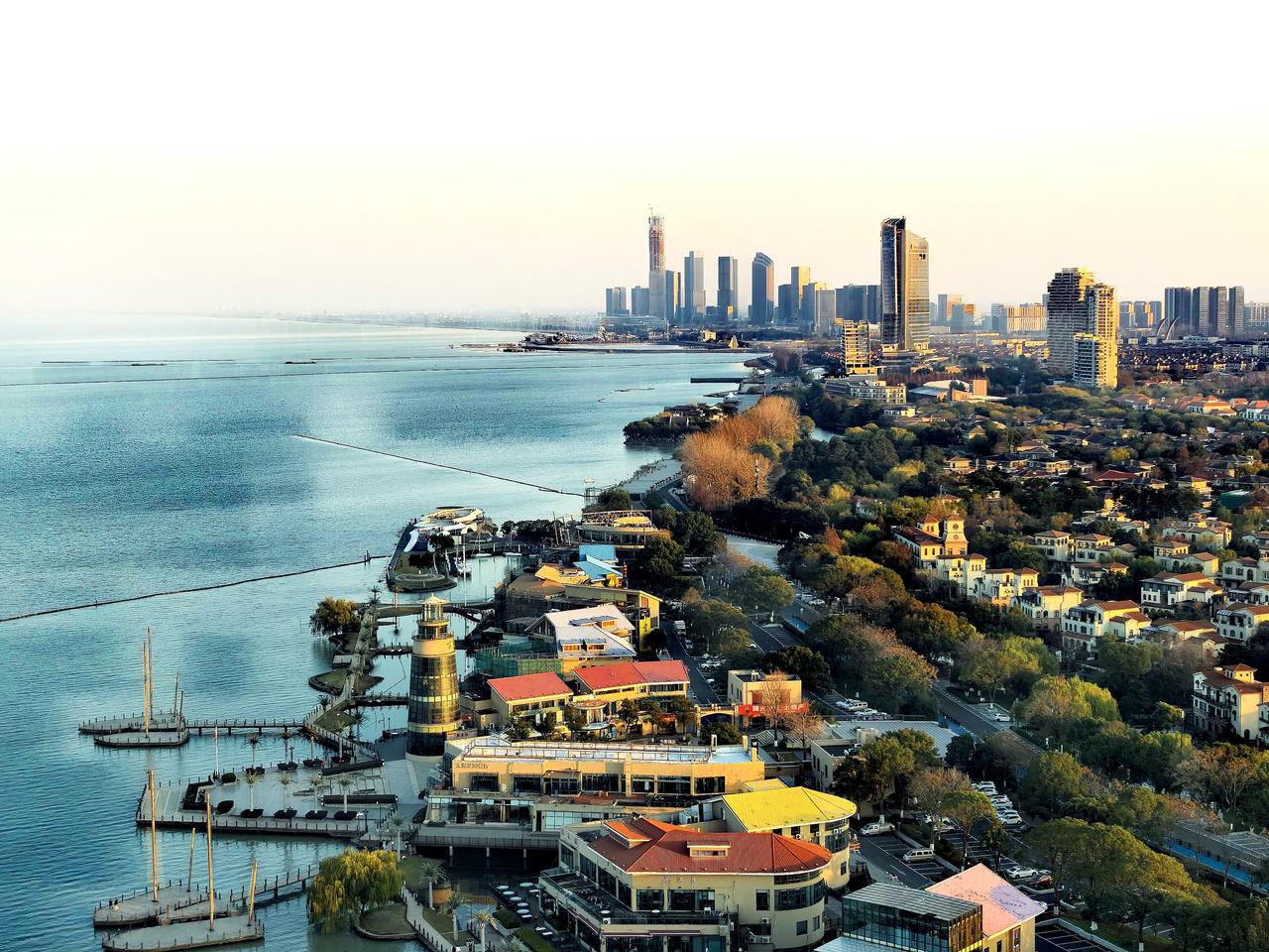 改进收入分配制度，避免财富过去集中，扩大内需和内循环，加大福利保障力度，提振消费