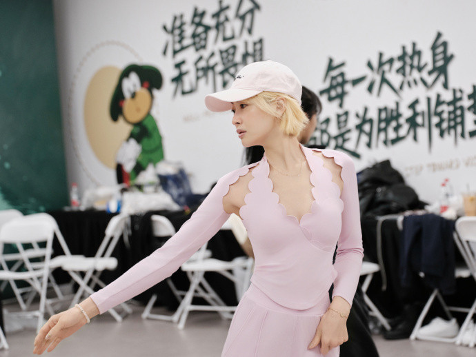 宋茜偷偷蓄力新舞台谁能不爱努力又耀眼的宋茜！金发配粉衣甜度拉满，练习室里她跟着