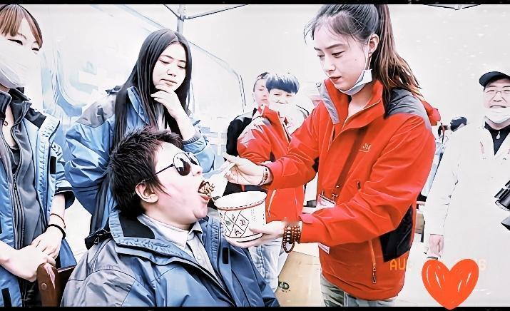 看到一些公益现场的画面心里难免五味杂陈。救灾、义诊、捐赠的现场，几百人的团队，