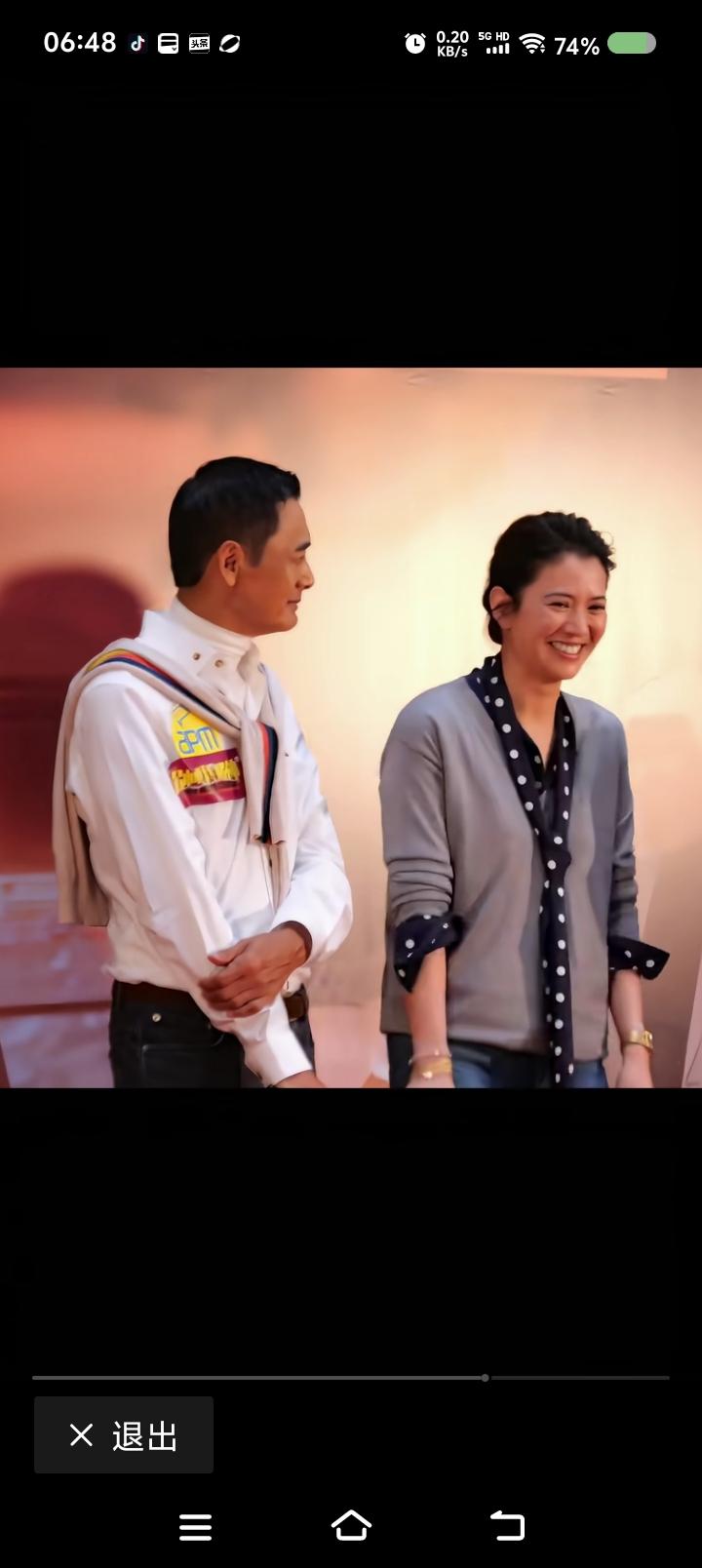 发哥，“放过”袁咏仪吧——网上视频：某活动中，周润发与袁咏仪聊天。内容不详。