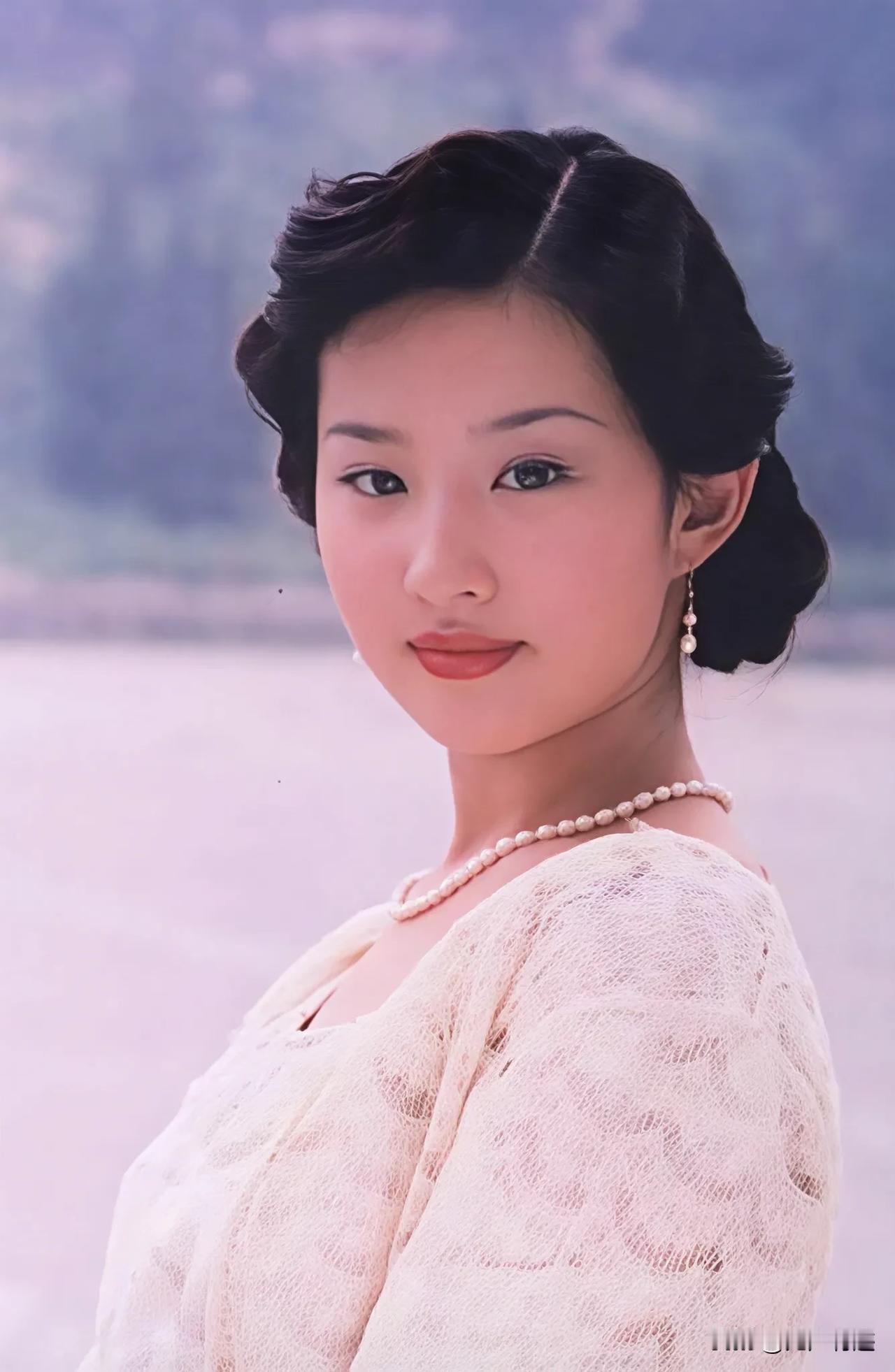 才14岁的刘亦菲，穿上贵妇妆，一点也没有小孩子偷穿大人衣服的违和感，全给她轻松驾