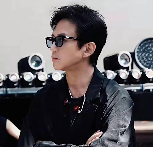 邓超与孙俪育有一子一女儿子邓涵之，小名等等，在上海普通公立学校读初中，特长是篮球