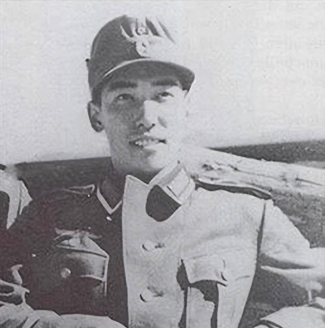 1949年1月2日，蒋介石派二儿子蒋纬国飞去北平。蒋纬国一下飞机，就去找特务头子