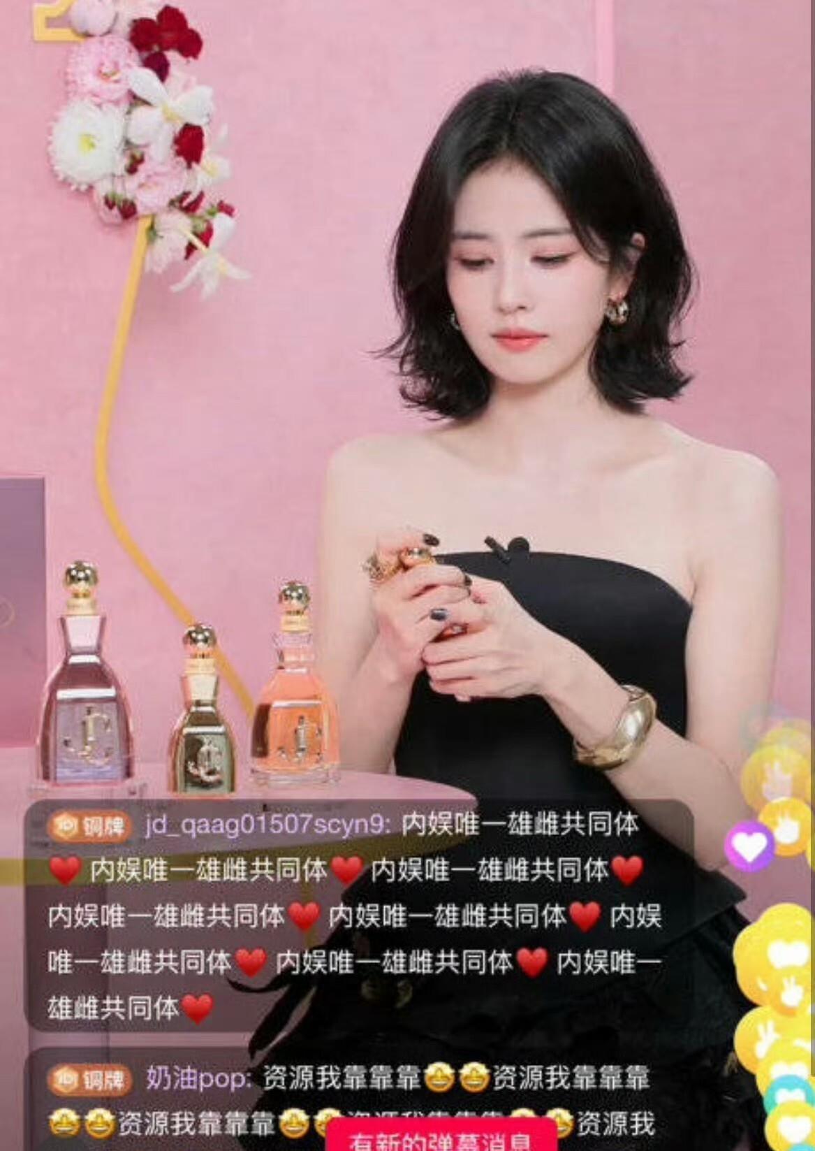 白鹿直播弹幕场面十分惨烈，满屏都是嘲讽，各类刻薄评论不断刷屏，网友直接追到直播间