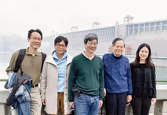 拍摄于2018年，杨振宁与妻子翁帆及三个儿子在三峡时的珍贵合影，照片左起:杨光