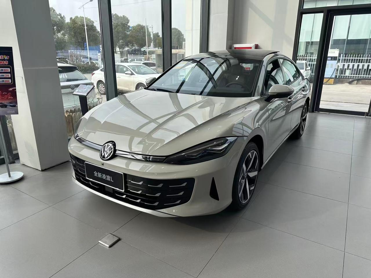 来陪朋友提车，没啥事，来看看大众凌渡。以前广告词说它是“宽体轿跑”，可实车看着