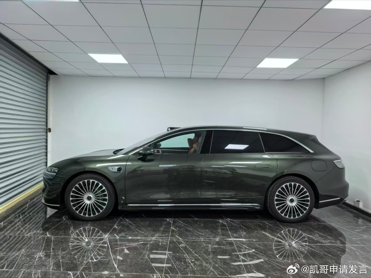 享界旅行车享界s9t给享界S9T喂点细糠，公司车库长度刚刚好，旅行车就