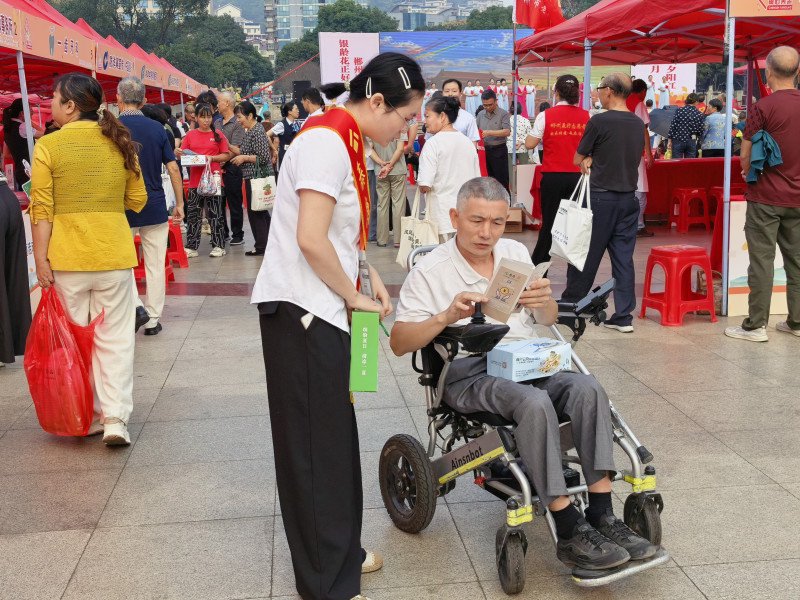 泰康人寿湖南郴州中心支公司以党建引领“情暖重阳 守护银龄”宣传