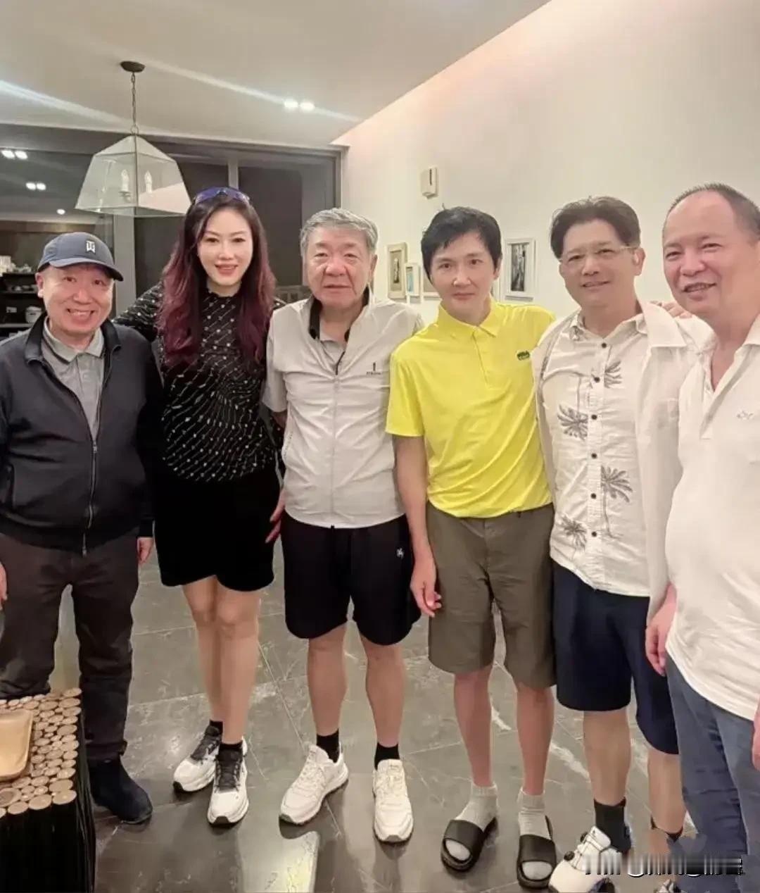 孙楠减肥减得太成功了，就剩下一张V字脸和一双筷子腿了。人都说，年纪大了，减肥