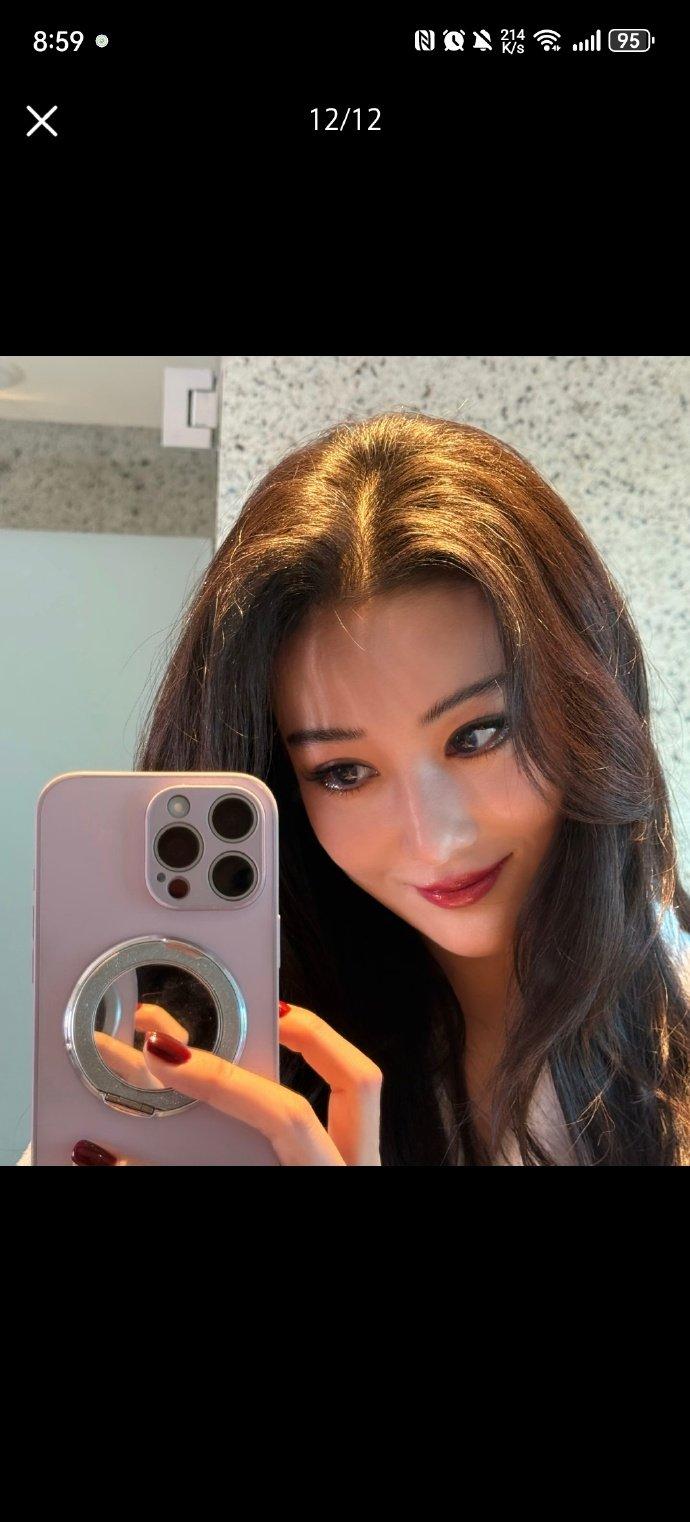 张馨予最新自拍第一眼也太像热巴了，果然美女都是相似的洋娃娃一般精致的脸