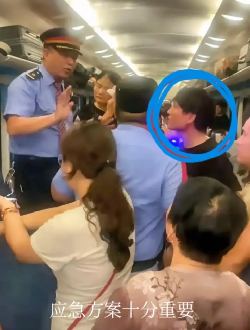 破窗一刻，他砸开的不只是玻璃”——k1373次列车脱轨事故中，一位小伙的举动，引
