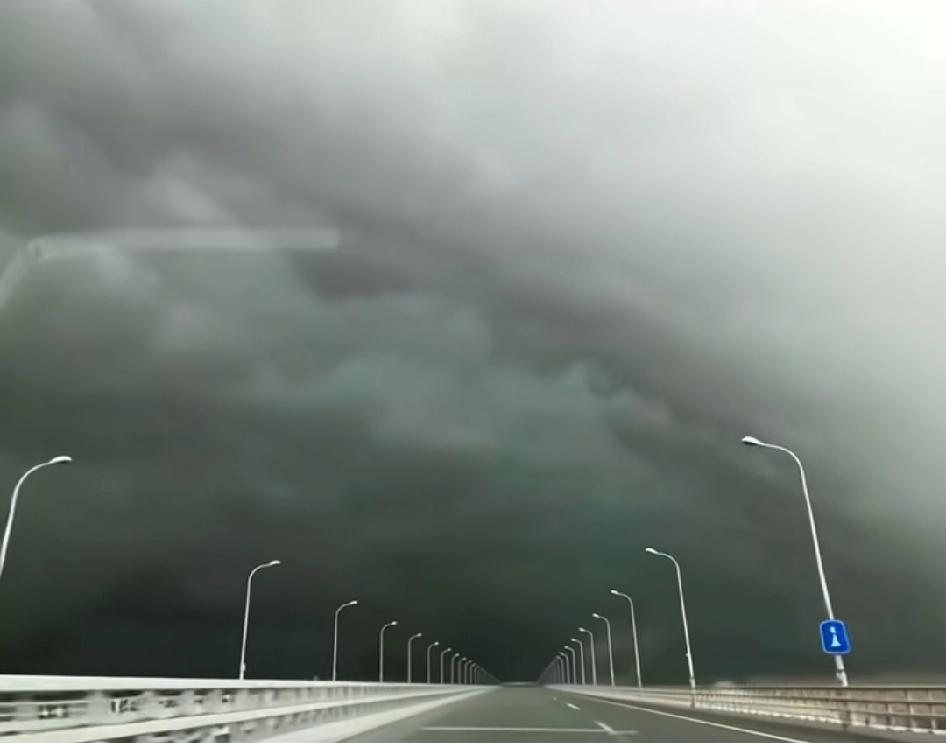 开车的时候吓死了，像一堵墙一样压过来，关键是还不能停，星际穿越即视感只有大桥上