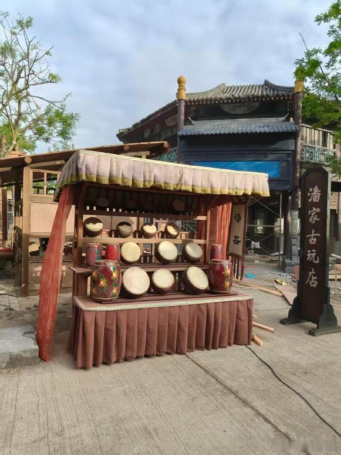 《两京十五日》横店置景彰显匠心，成毅领衔的这部作品，建筑与道具复刻明代特征，严苛