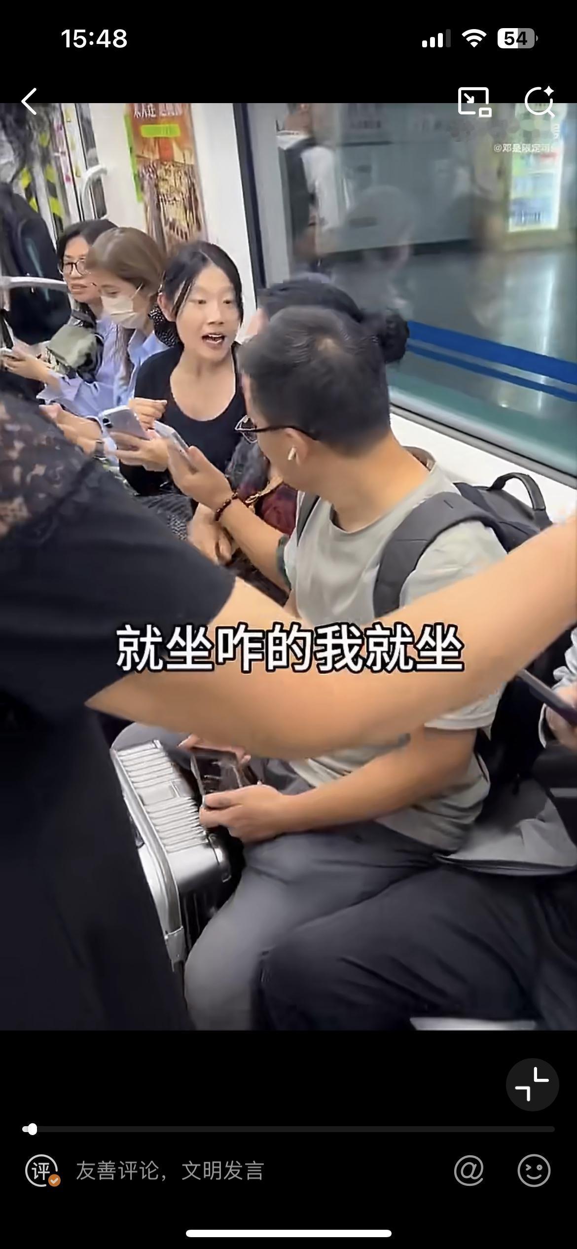 大连地铁上，女孩和老太为座位发生争执，女孩一副伶牙俐齿的样子，直接把老太怼得破防