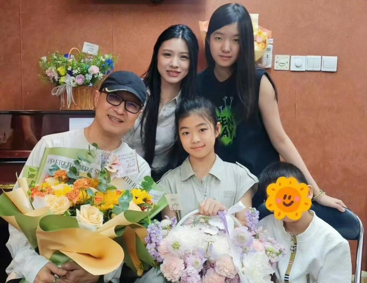 第一次见到汪峰家的四个孩子同框，太难得啦！因为他们家的四个孩子不是同个妈妈，