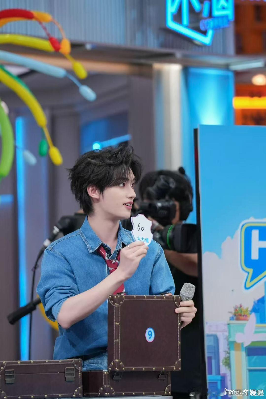 丁程鑫干坏事的时候一点儿不嫌累你好星期六看丁程鑫在你好星期六干坏事，全程提着一口