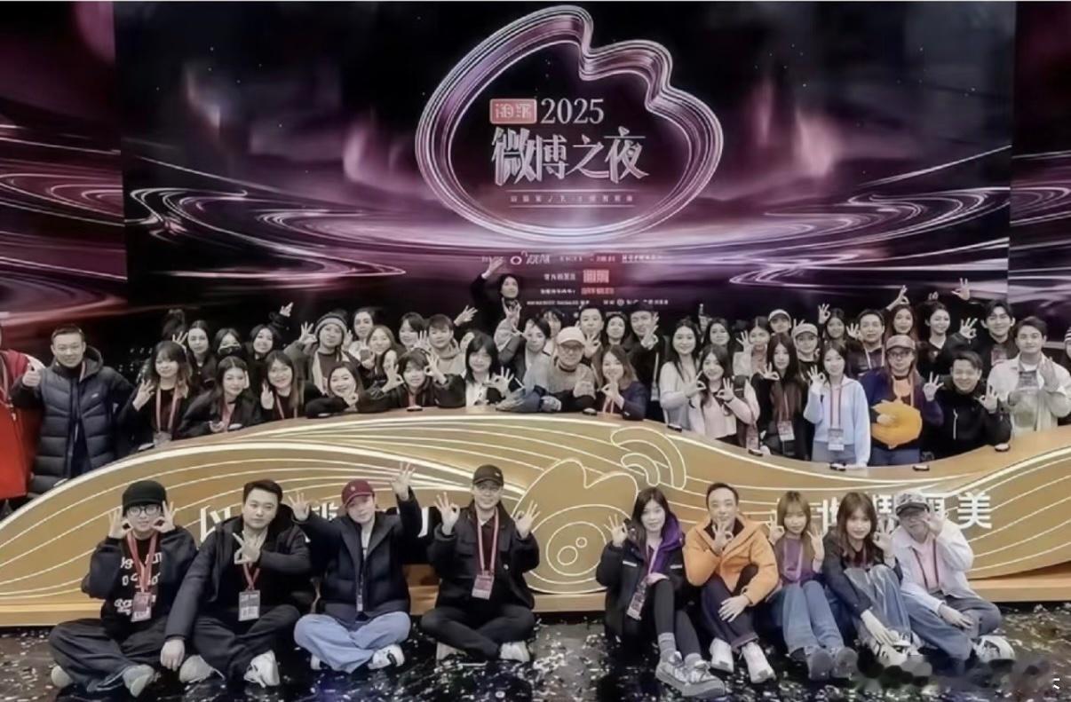 2025年:✌️👍2026年:👌（三根手指头）