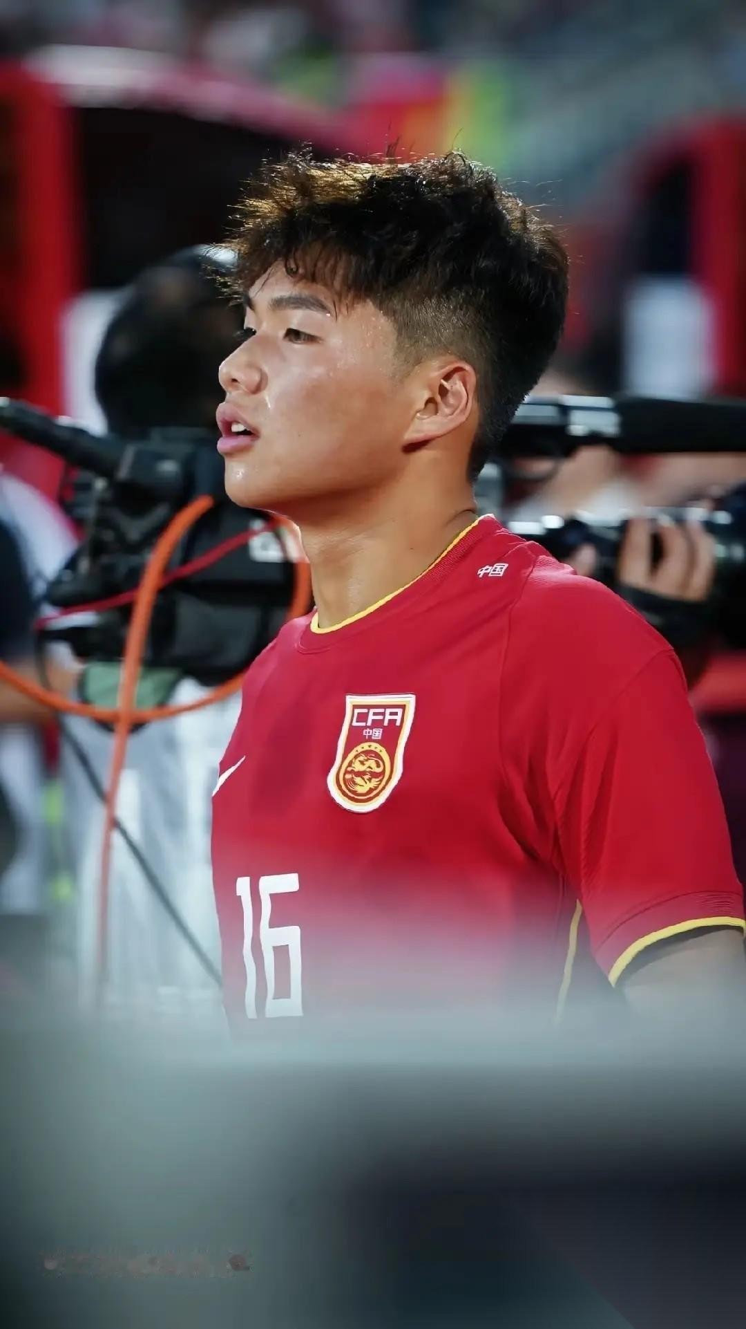 估计U17国少队日籍主教练主教练浮嶋敏也后悔了，没有把主力中后卫，也就是昔日那个