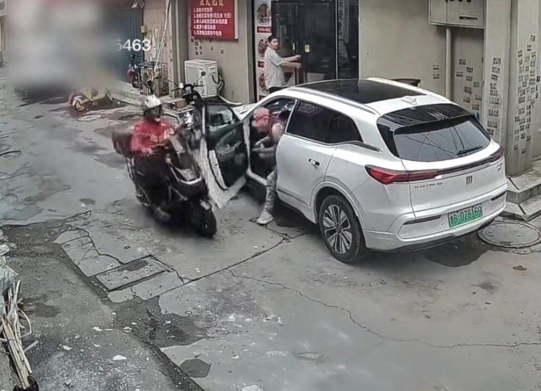 “开门杀？”山东德州，一女子停好车后打开车门准备下车，结果被一名外卖骑手撞上车门