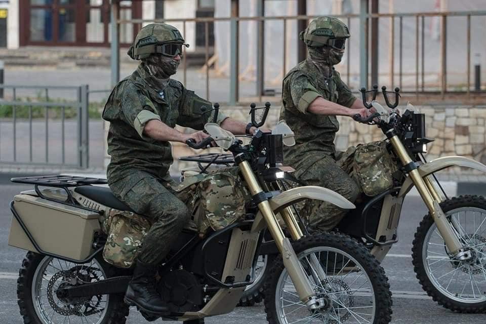 战线画风突变！俄军不再开着上百万的重装备硬扛导弹，直接让突击营跨上无声电动摩托。