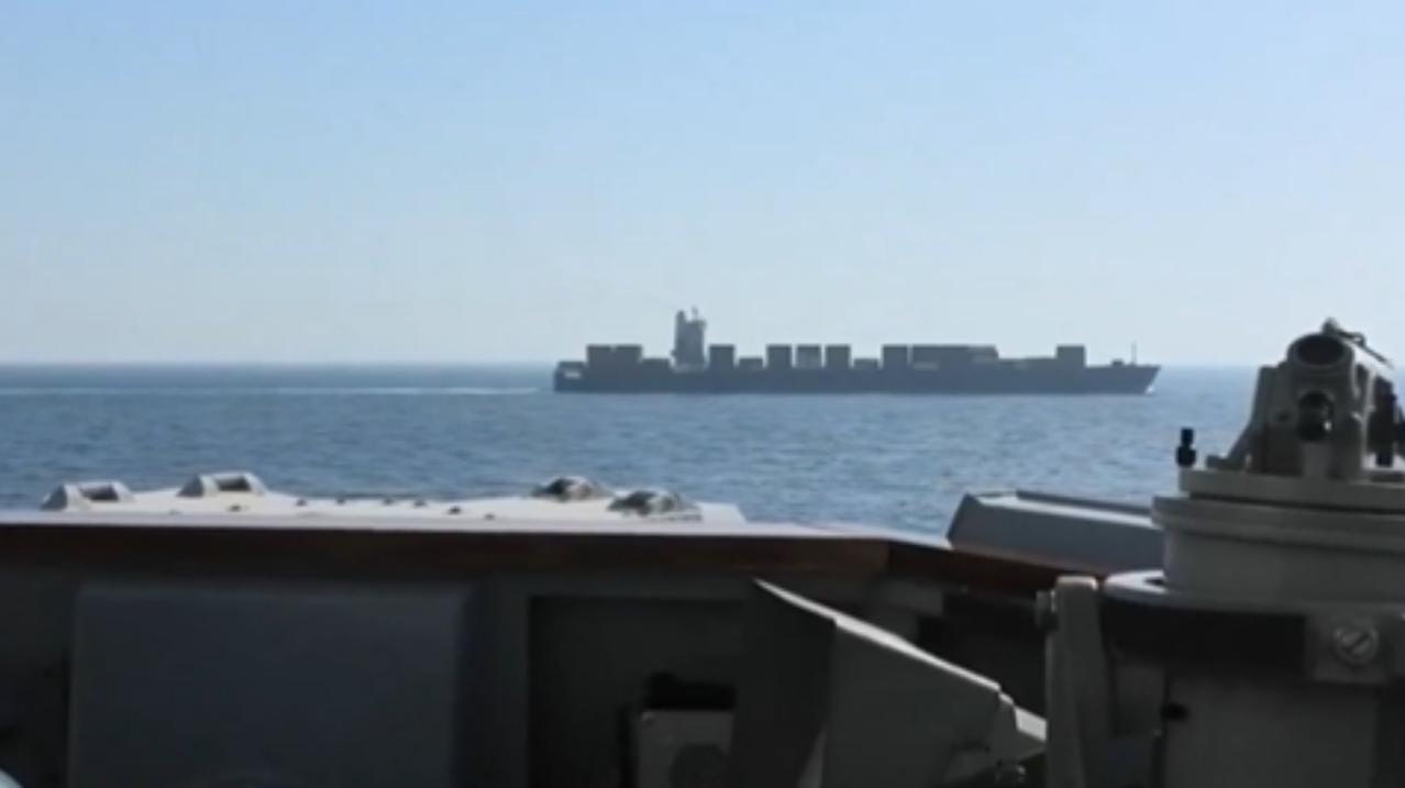 伊朗好猛：派货船冲向美军封锁线，美舰上当了！特朗普火冒三丈！美国对伊朗的海