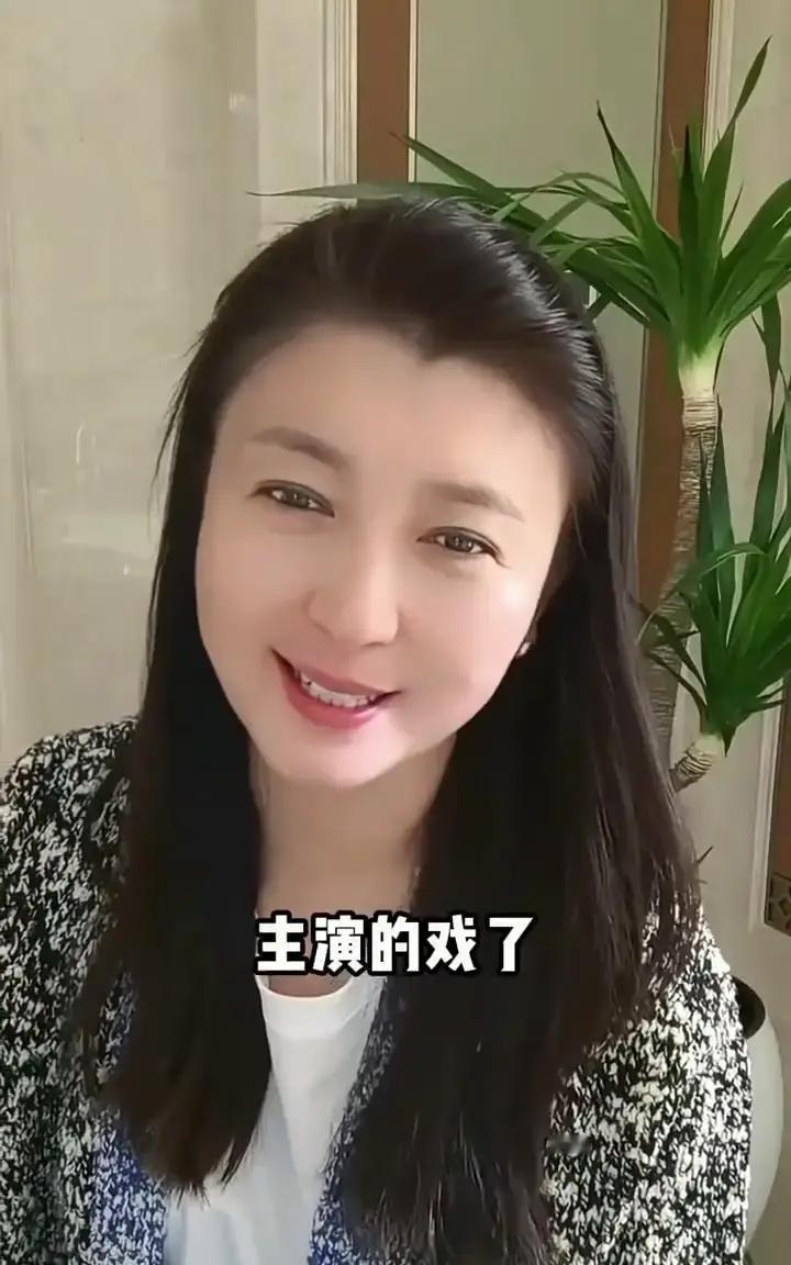20次春晚没她名了50岁那年，闫学晶接到春晚通知：今年不约。她没闹，直接回