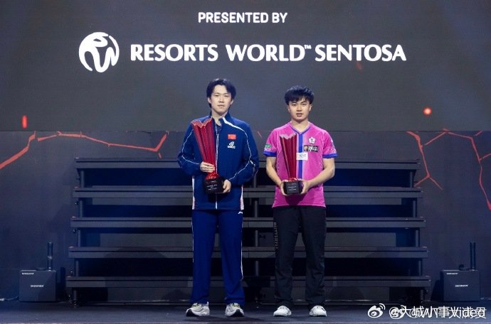 【王楚钦林昀儒颁奖台合照】王楚钦林昀儒合照3月1日，王楚钦林昀儒分别夺得202