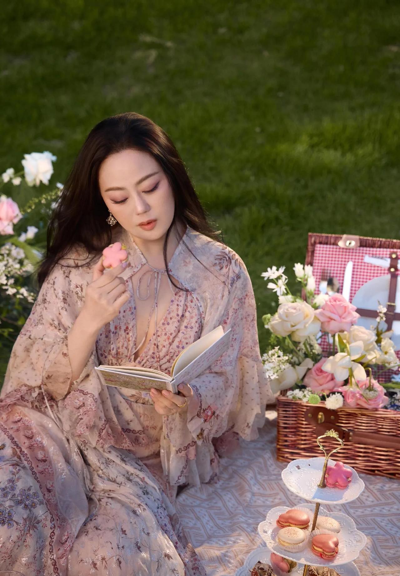 章小蕙才是碎花裙的正确打开方式！烟粉碎花长裙+黑长卷发，复古又贵气，完全不土气