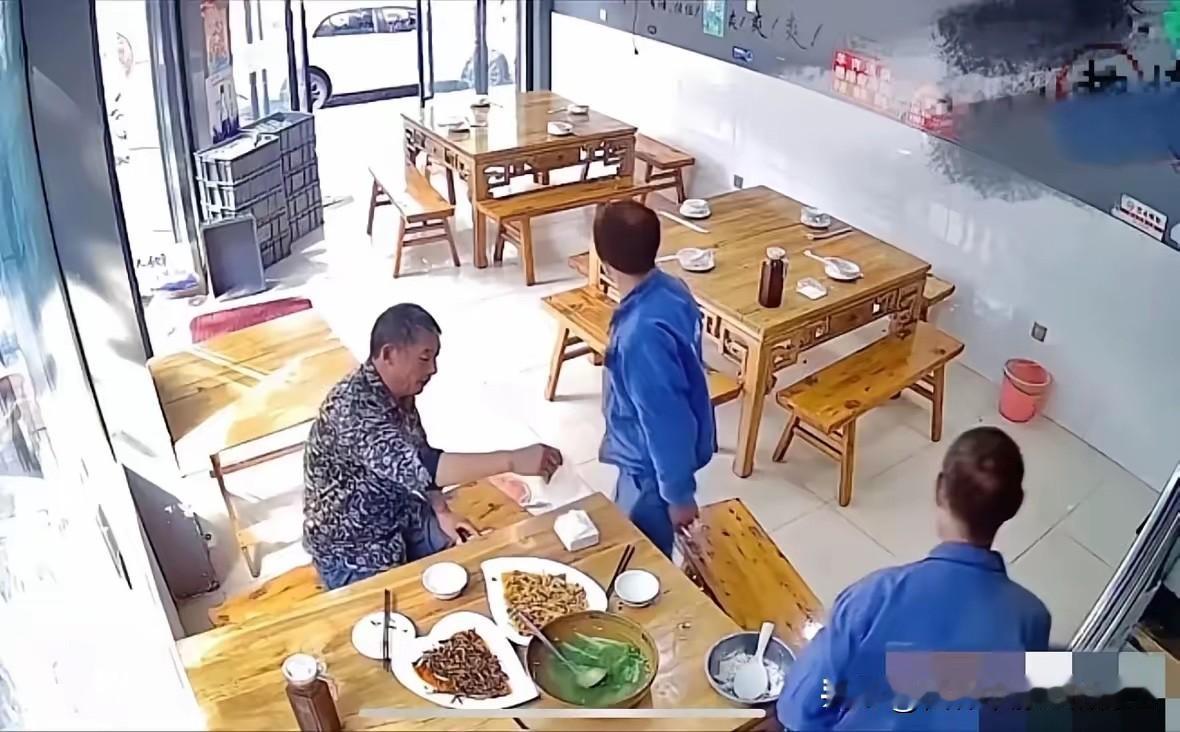 这事说出来让人心里发烫。重庆一家平价家常菜馆里，三名农民工进店吃饭只点了两菜一汤