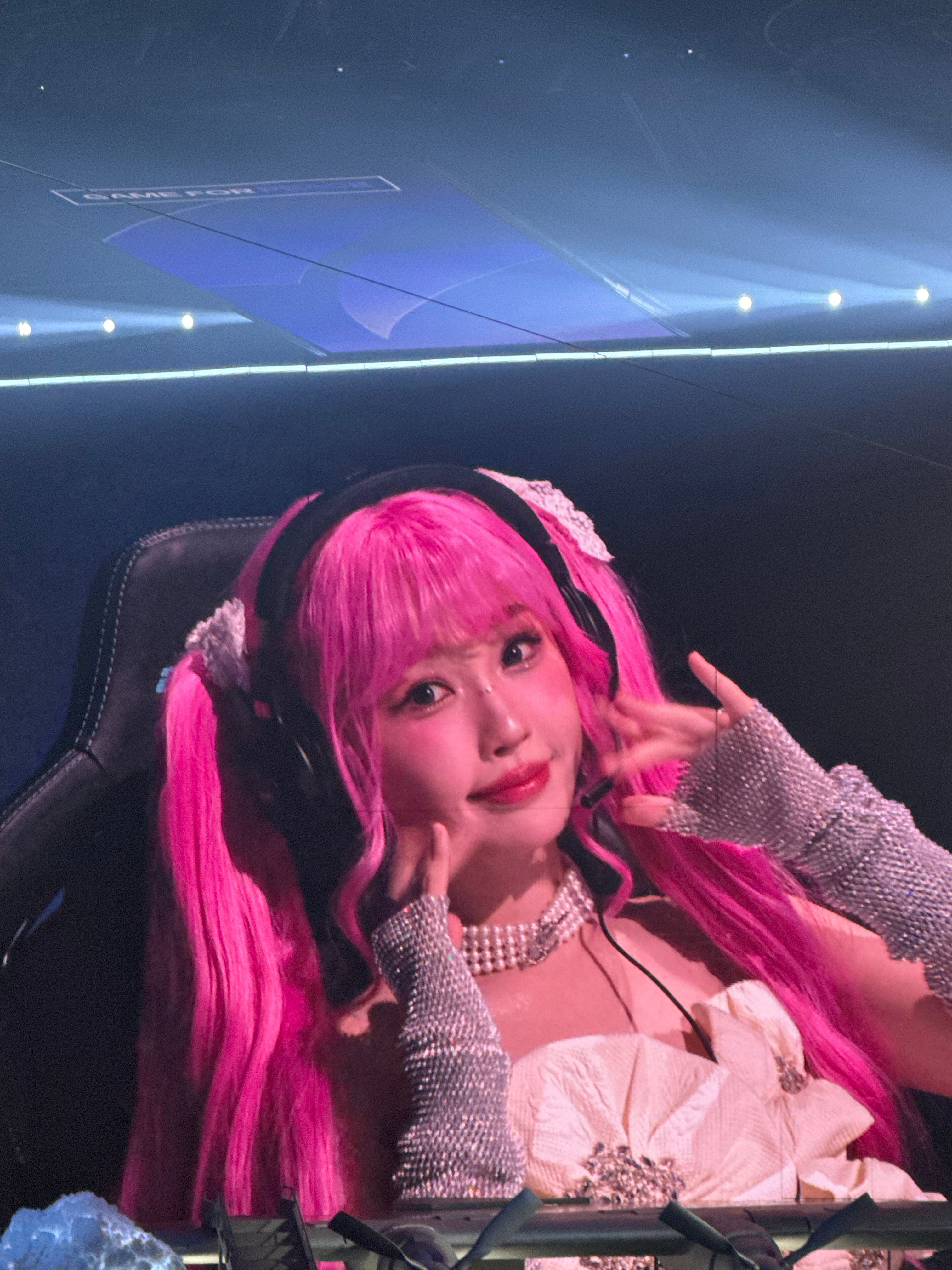 这个大屏生图真的太权威了虞书欣粉毛cos妆造舞台