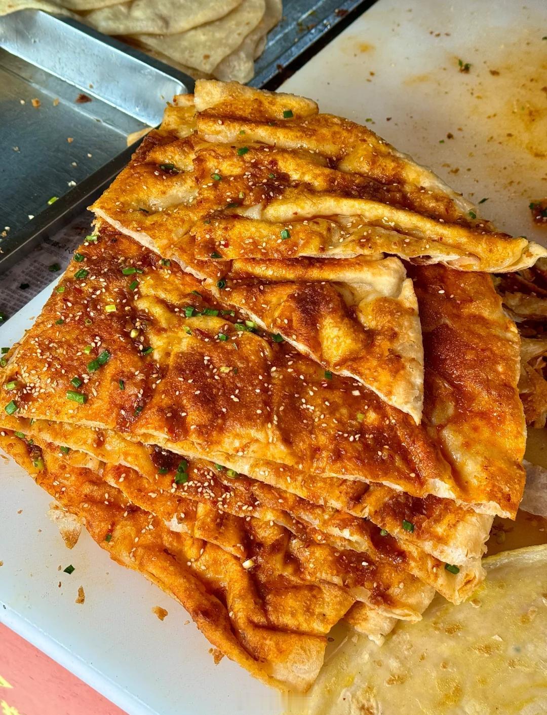 刷的酱就那么一点点，别用劣质原材料就行。谁又能在早上拒绝一份热乎乎的酱香饼呢爱