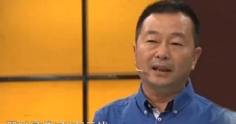 2000年那个秋天，老李把家里存折上的8万块全取了，扛回张旧木桌。当天晚上，