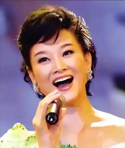 当年宋祖英怕高攀不起，写信把家境底细全抖给了罗浩：父亲早逝还有聋哑弟弟。没想到这