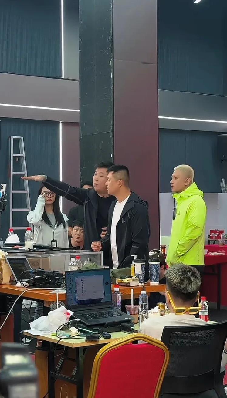 驴家小胖分析天津李四为了卖货想重拾PK把热度做起来，会和达摩打一场，因为论PK手