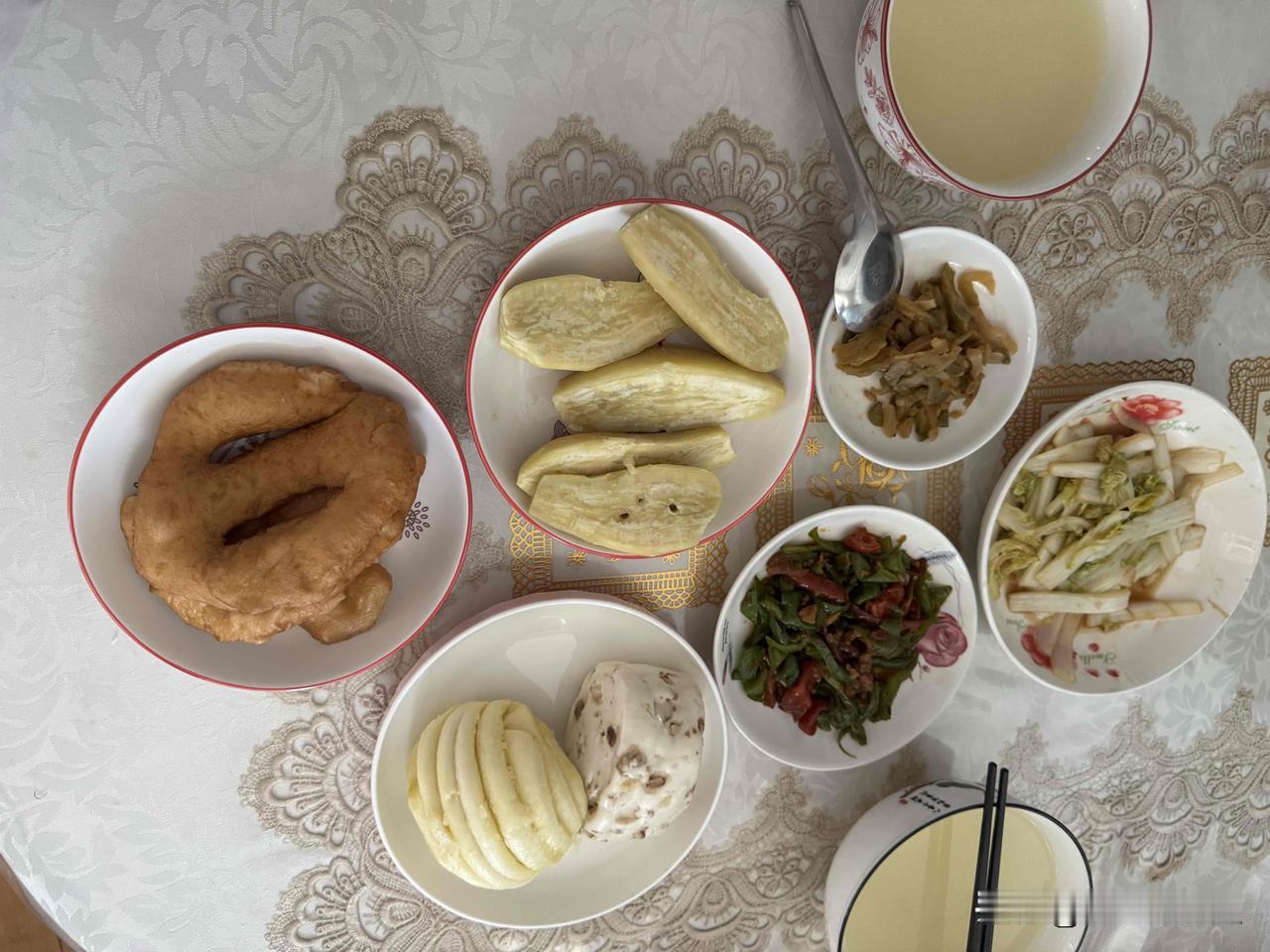 今天晚上的饭，绝对的家常便饭。看看吧：油饼。花卷。粗粮馒头。蒸红薯。