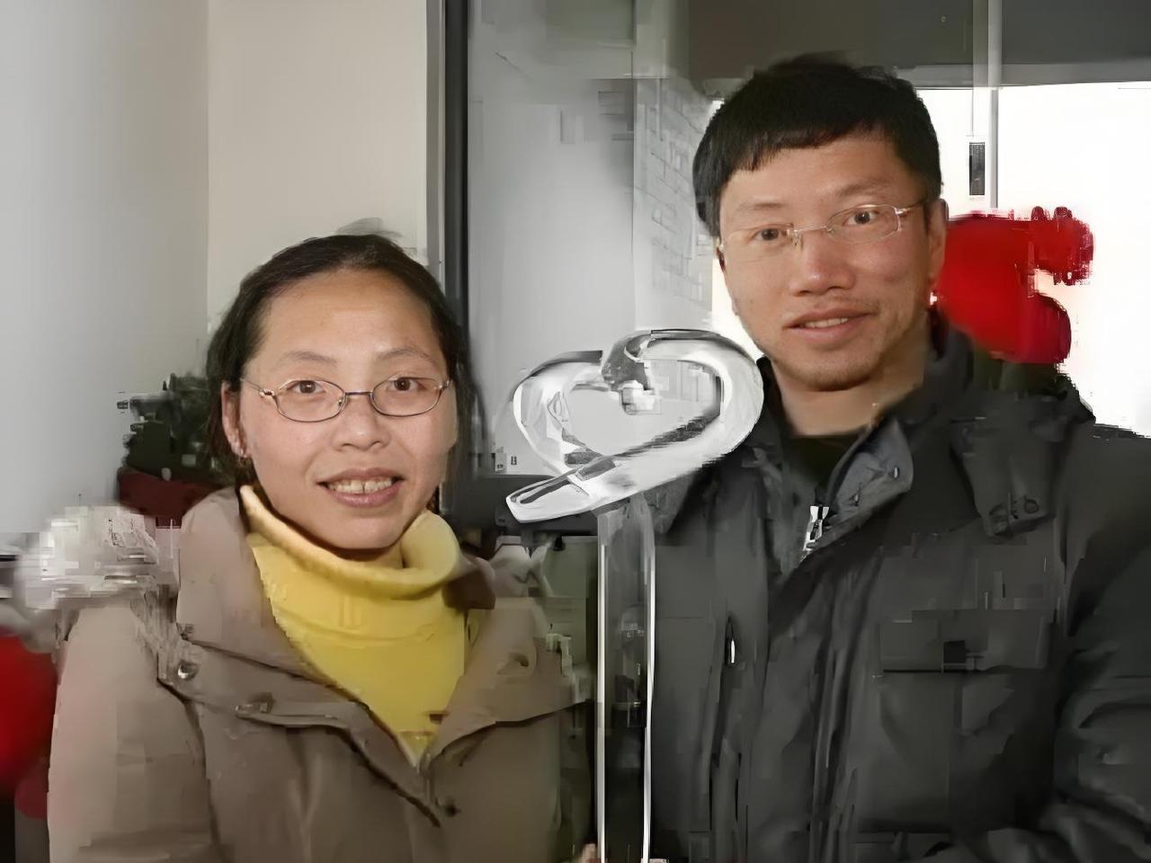 2000年夏天，四川成都石室联中的化学老师胡忠，抱着刚满八个月的女儿，跟妻子谢晓