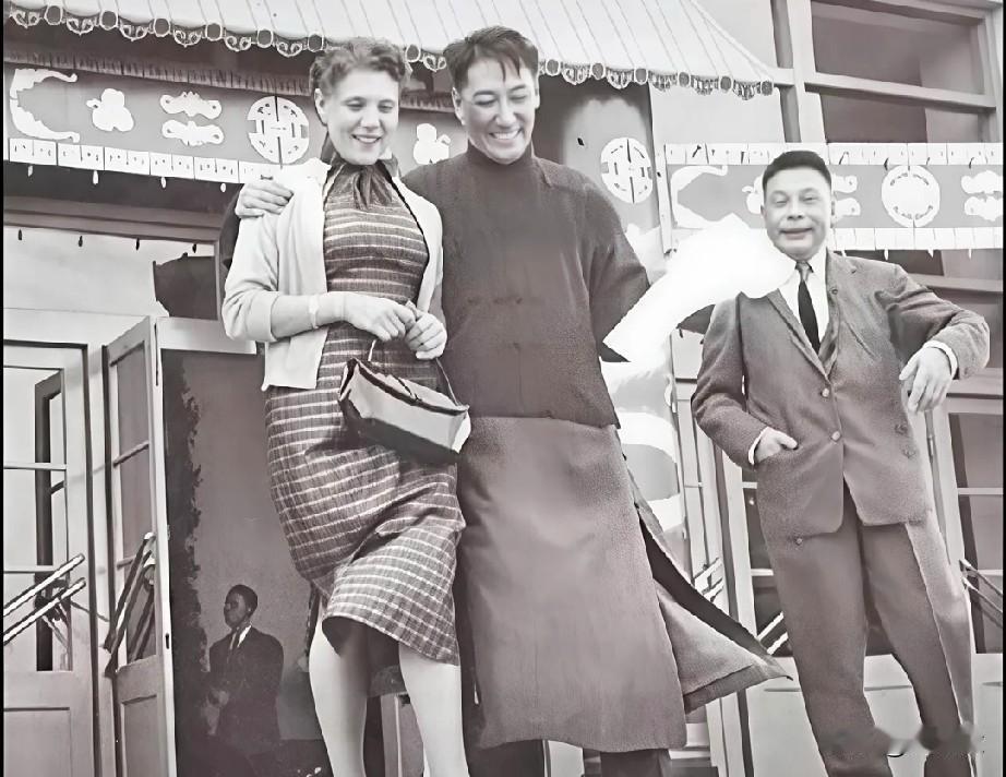 50年代圆山忠烈祠春季公祭结束后，有张照片特别有意思。照片里蒋纬国一身长袍马褂，