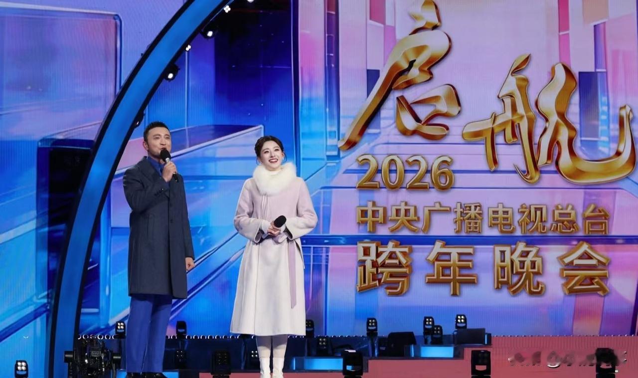 央视跨年晚会这次真凉了导演夏雨这次没把住关。2026年央视跨年晚会折腾出60