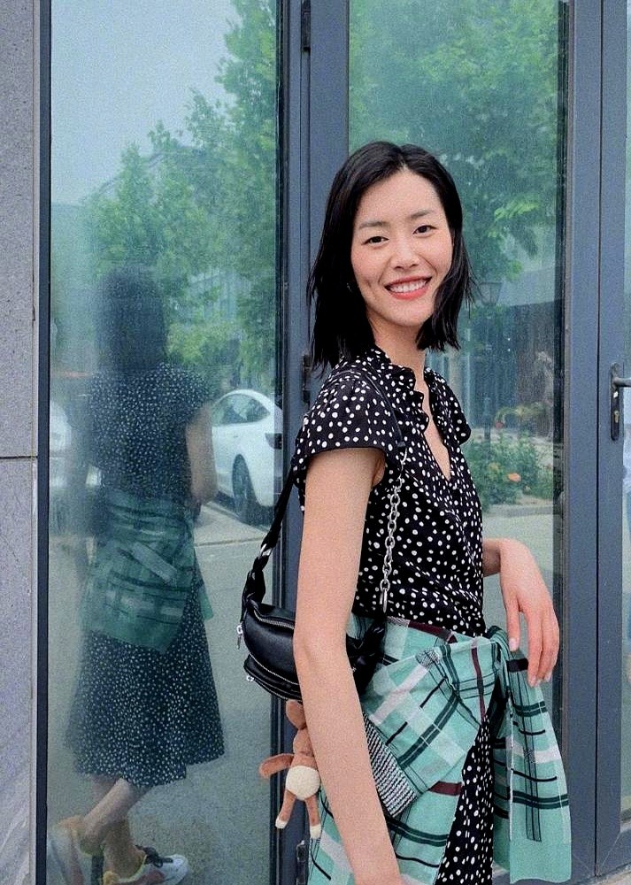 李荣浩一句“Luke”，大屏镜头直接怼过去，井柏然干脆一把将刘雯搂进怀里。都甜成这样了，居然还有人扯