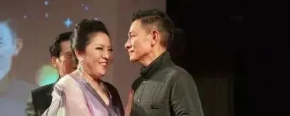 当年，刘德华投资失败，孤身一人来到向华强陈岚家，夫妻俩热情招呼，刘德华总是吞吞吐