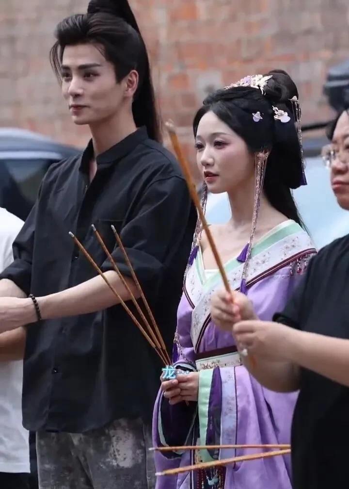 短剧版《折腰》人物风格和长剧差别好大，这个大露肩是认真的嘛！还是喜欢刘宇宁宋祖
