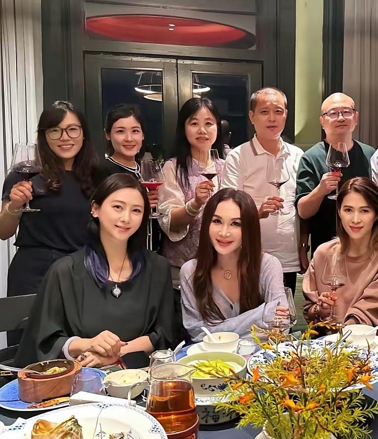 温碧霞与翁虹现身某苏州餐厅小聚，老友聚会，同框画面还有好几个人，但不知道是谁！