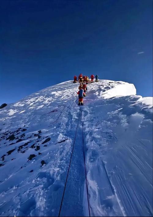 登顶蜿蜿蜒蜒山径之中熙熙攘攘脚步匆匆半山腰风景不错拥拥挤挤的让人失落